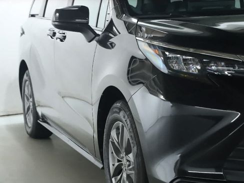 Used 2026 Toyota Sienna LE AWD/4WD image 8