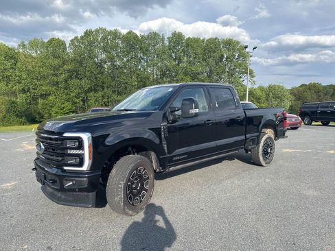 Used 2025 Ford F250 Platinum w/ FX4 Off-Road Package AWD/4WD image 3