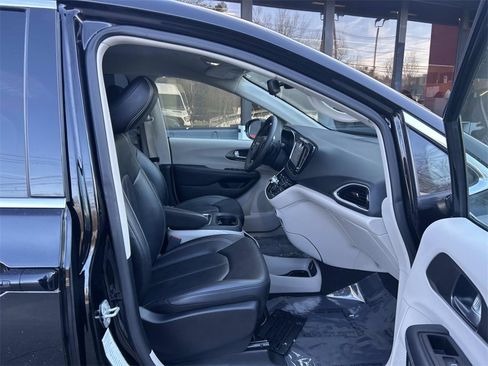 Used 2024 Chrysler Pacifica Touring-L image 19