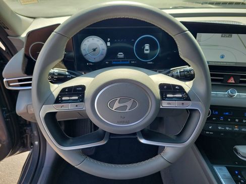 Used 2025 Hyundai Elantra SEL FWD image 17