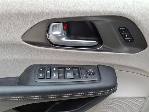 Used 2024 Chrysler Pacifica Touring-L FWD image 11