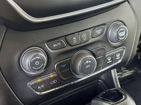 Used 2021 Jeep Cherokee Latitude Plus FWD image 26