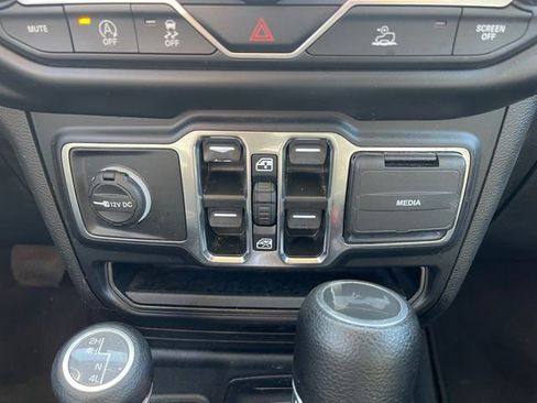 Used 2022 Jeep Wrangler Unlimited Sahara image 28