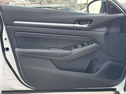 Used 2023 Nissan Altima 2.5 SR w/ SR Premium Package image 13