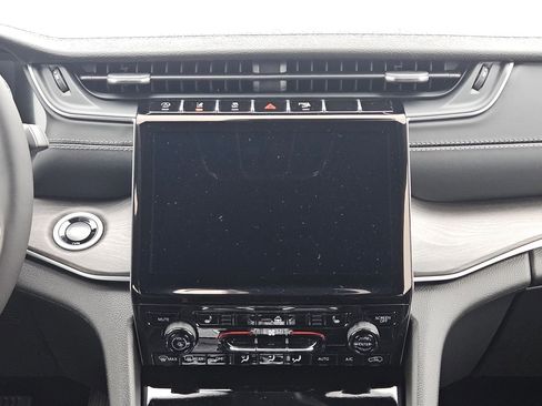 New 2025 Jeep Grand Cherokee Limited image 16