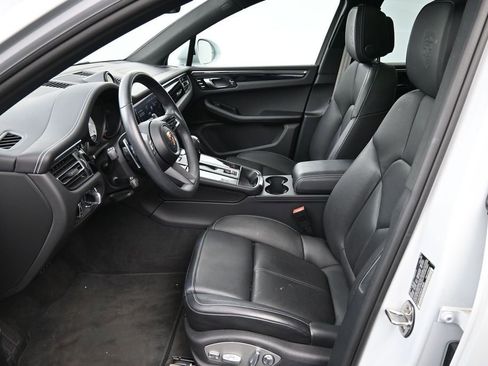 Certified 2025 Porsche Macan AWD/4WD image 10