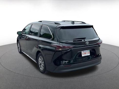Used 2025 Toyota Sienna XLE FWD image 10