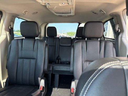 Used 2016 Chrysler Town & Country Touring-L FWD image 11