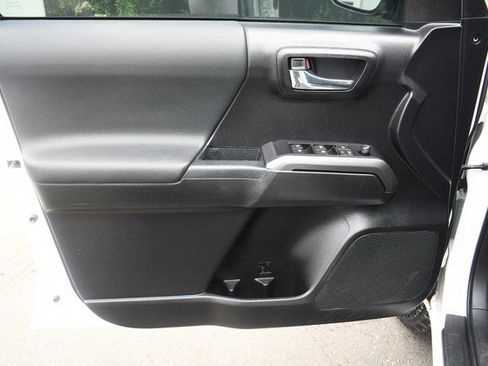 Used 2022 Toyota Tacoma TRD Off-Road image 13