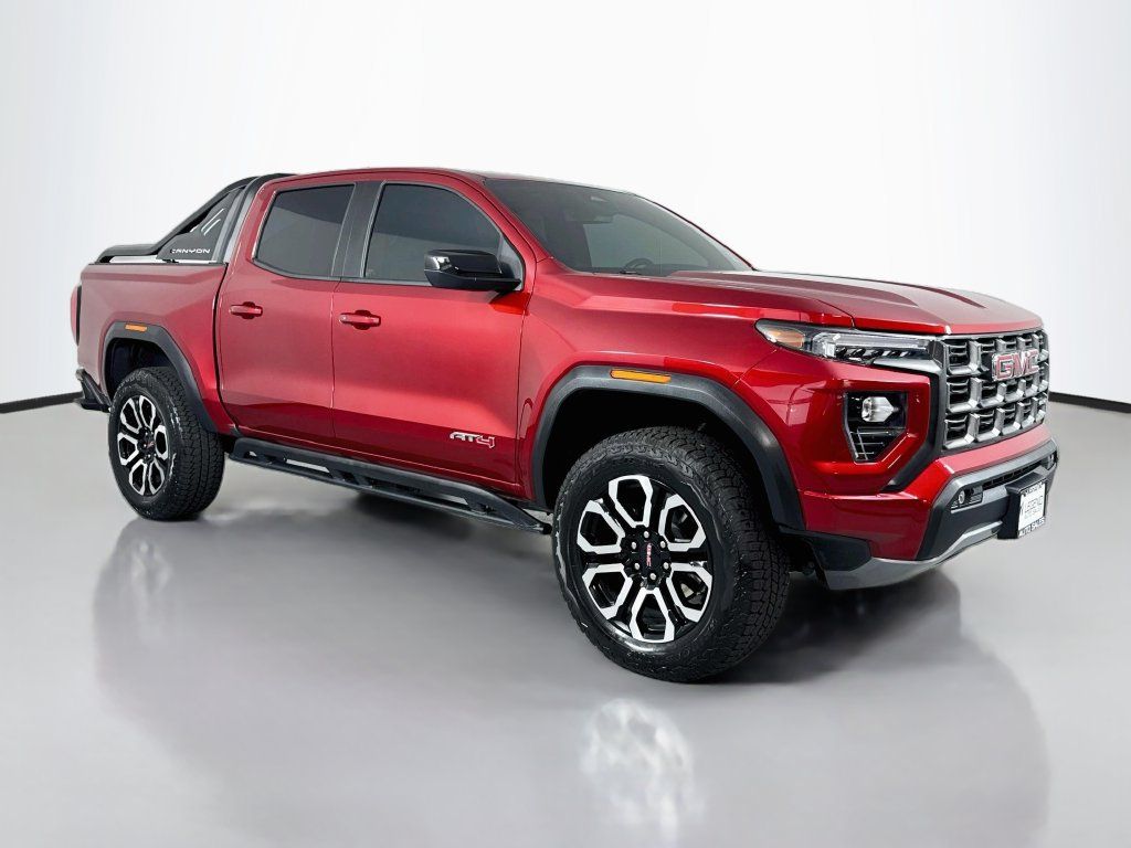 Used 2025 GMC Canyon AT4 w/ Nightfall Edition AWD/4WD image 4