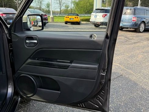 Used 2016 Jeep Patriot Latitude AWD/4WD image 16