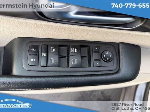 Used 2023 Chrysler Pacifica Touring-L image 12