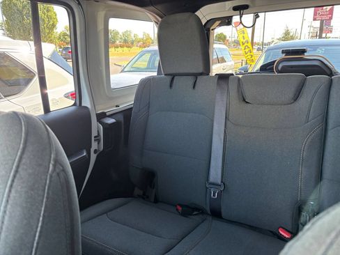 Used 2025 Jeep Wrangler Unlimited Sahara AWD/4WD image 38