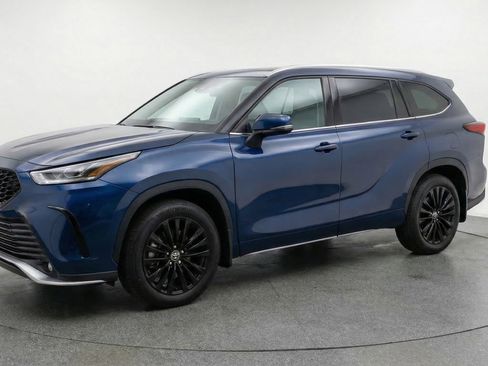 Used 2025 Toyota Highlander XSE AWD/4WD image 3