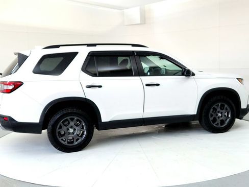 Used 2025 Honda Pilot TrailSport image 6
