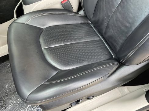 Used 2023 Chrysler Pacifica Touring-L FWD image 25