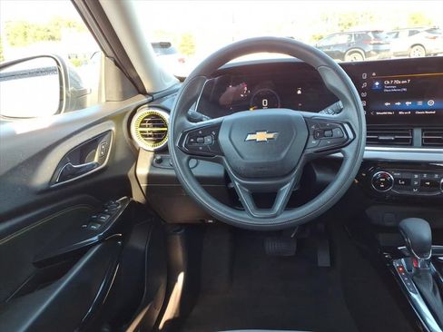 Used 2025 Chevrolet Trax LT FWD image 22