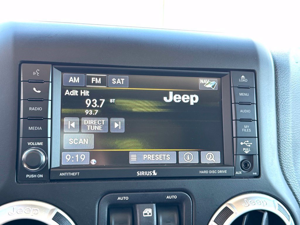 Used 2016 Jeep Wrangler Unlimited Sahara w/ Connectivity Group AWD/4WD image 32