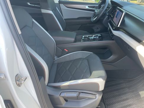 Used 2025 Volkswagen Atlas Peak Edition SE AWD/4WD image 19