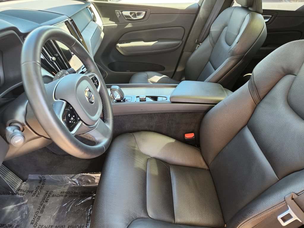 Used 2025 Volvo XC60 B5 Plus AWD/4WD image 4
