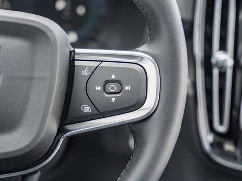 Certified 2025 Volvo XC40 B5 Ultra w/ Climate Package image 28