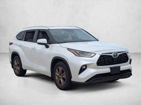 Used 2023 Toyota Highlander Bronze Edition image 3