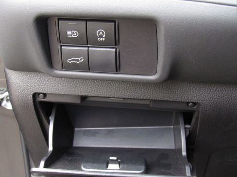 Used 2024 Toyota Highlander XLE AWD/4WD image 37