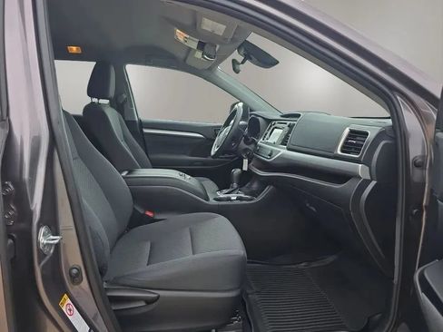 Used 2019 Toyota Highlander LE AWD/4WD image 44