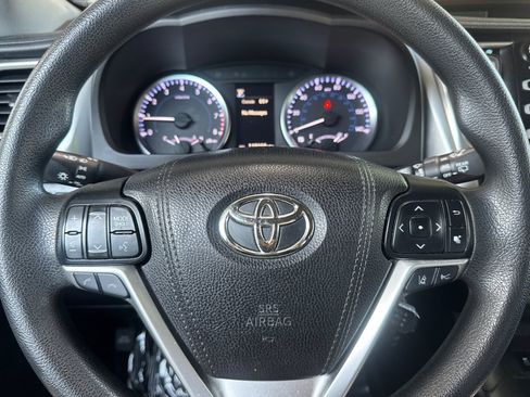 Used 2017 Toyota Highlander LE FWD image 10