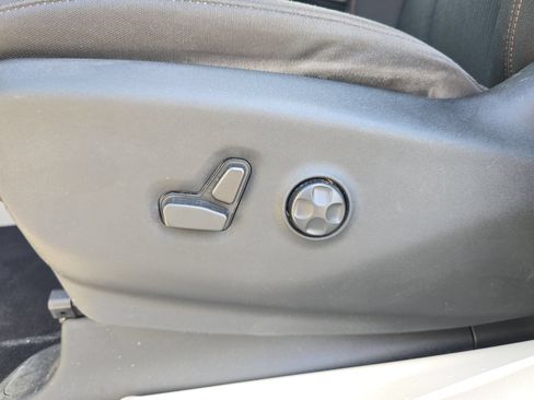 Used 2017 Chrysler Pacifica Touring FWD image 16