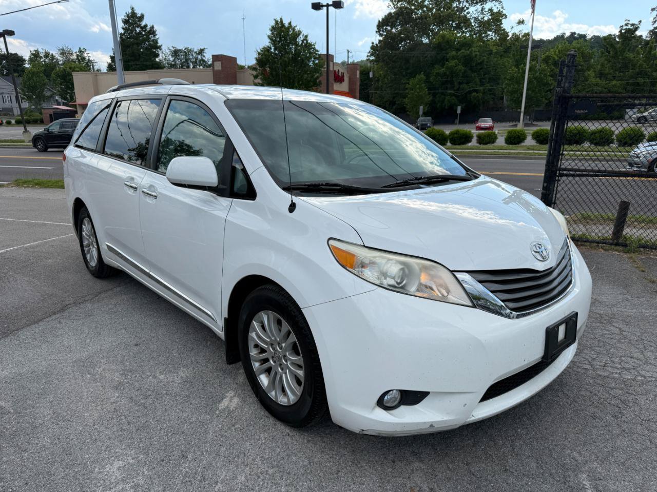 Used 2013 Toyota Sienna XLE w/ Entertainment Pkg FWD image 2