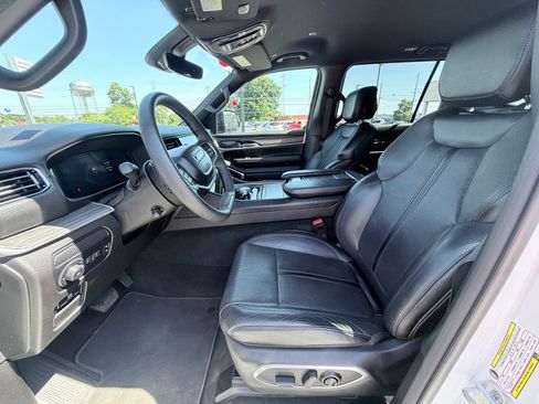 Used 2024 Jeep Wagoneer Series II w/ Flexible Seating Group RWD image 22