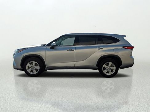 Used 2021 Toyota Highlander L FWD image 4