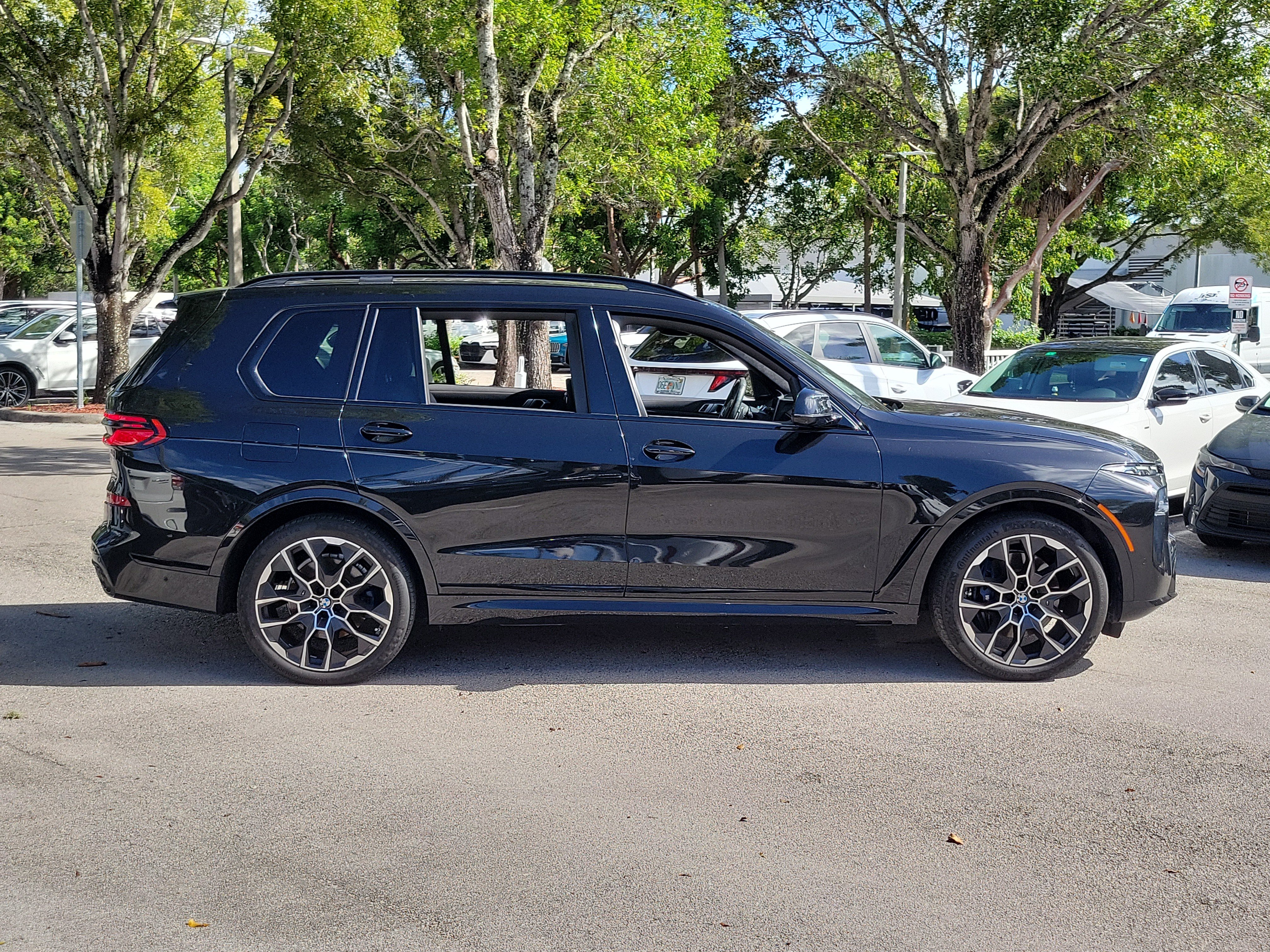 Used 2024 BMW X7 xDrive40i w/ M Sport Package AWD/4WD image 2