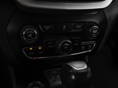 Used 2018 Jeep Cherokee Latitude Plus AWD/4WD image 24