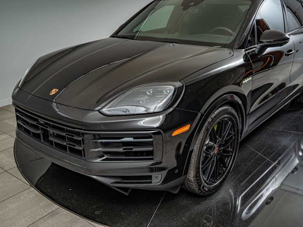 Certified 2025 Porsche Cayenne E-Hybrid Coupe AWD/4WD image 16