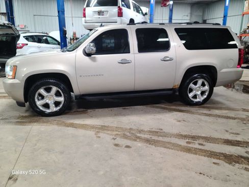 Used 2007 Chevrolet Suburban LT w/ LT Preferred Equipment Group image 5