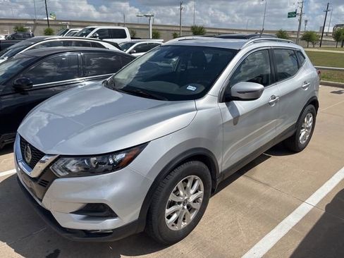 Used 2021 Nissan Rogue Sport SV image 2