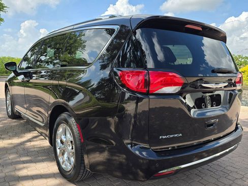Used 2017 Chrysler Pacifica Limited FWD image 7