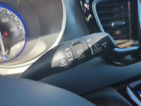 Used 2018 Chrysler Pacifica Touring-L FWD image 17