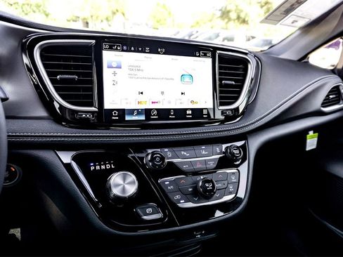 New 2026 Chrysler Pacifica Select image 14