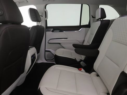 Used 2024 GMC Acadia Denali image 28