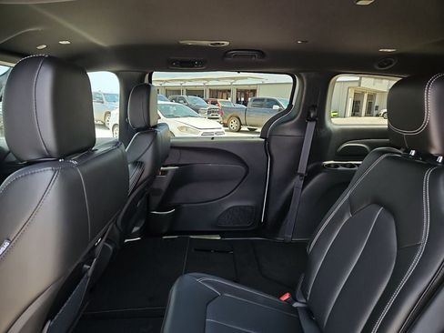 New 2027 Chrysler Pacifica Select FWD image 17