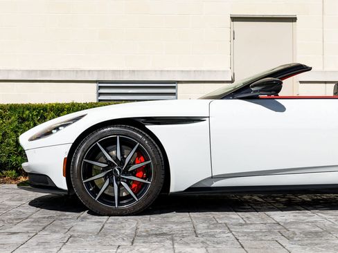 Used 2019 Aston Martin DB11 Volante image 38
