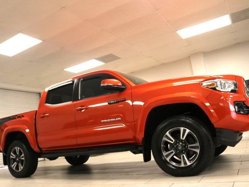 Used 2017 Toyota Tacoma TRD Sport w/ Premium & Technology Package AWD/4WD image 8