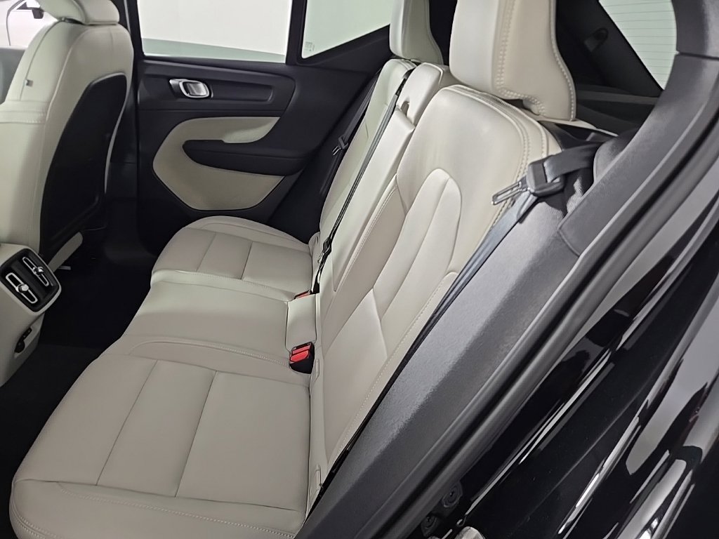 Certified 2025 Volvo XC40 B5 Ultra AWD/4WD image 15