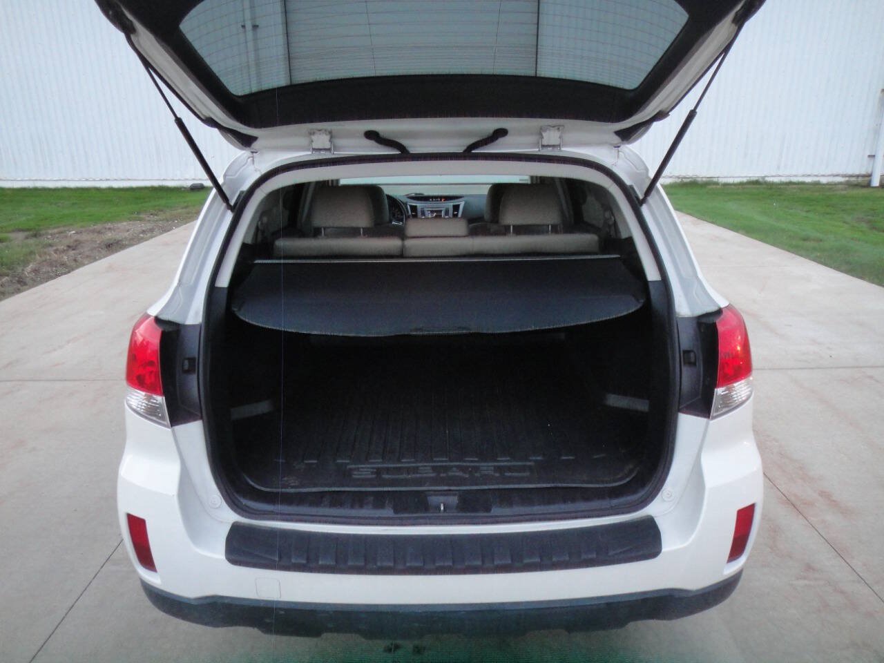 Used 2012 Subaru Outback 2.5i Limited w/ Moonroof Pkg AWD/4WD image 23