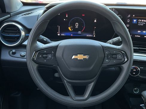 Used 2025 Chevrolet Trax LT image 21