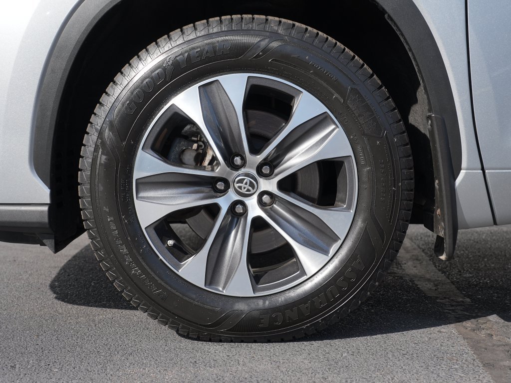 Used 2023 Toyota Highlander XLE AWD/4WD image 34