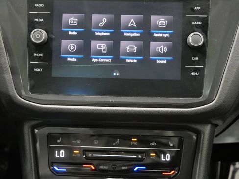 Used 2022 Volkswagen Tiguan SE AWD/4WD image 21